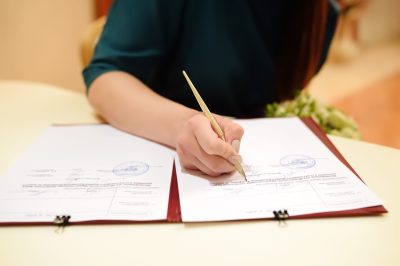Photo - Personne qui signe un acte de mariage en mairie